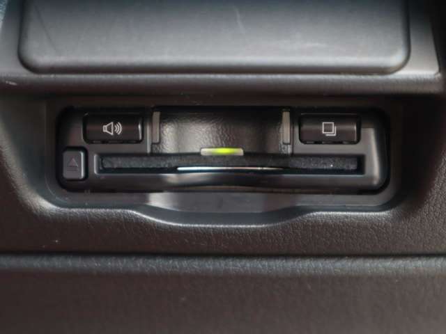 ETCももちろん搭載。いちいち料金所で停車する必要なんて当然ないです。スムーズにストレスなくドライブをお楽しみください。（※支払総額にセットアップ費用は含まれておりません。）