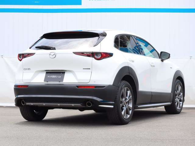 SUVであるCX-30のデザインコンセプトは「Sleek ＆ Bold」。「Sleek(滑らかさ)」と「Bold(大胆さ)」をミックスさせ、クーペのような伸びやかな美しさとSUVらしい力強さの融合を目指しています。