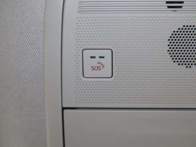エアバッグ作動時や後突時、もしくは車内のSOSボタンを押した際に緊急通報オペレーターに連携し、救急・警察を手配します。更にオペレーターにも連携、お客様のご要望に応じてロードサービスの手配を行います。