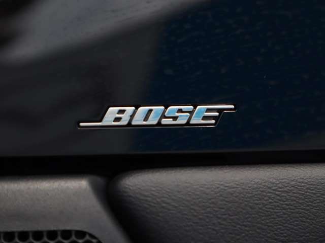 BOSEサウンドシステムを搭載。「良い音を出す」ではなく、その車種のごとに特徴を計算（車種専用設計）し、「反響音」を作り出すことによってどの座席でも自分中心で音が聴こえ、「心地よい空間」を作り出します。