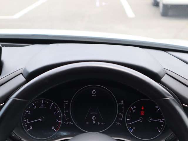 運転視界の遠方上方に虚像を投影することで前を見ながら情報の視認ができます。本当にドライバーが必要な情報を適切に伝え、楽しんで頂くことを考えた新世代装備です。※虚像は2.6m前方に浮かぶイメージです。