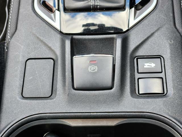 スイッチひとつで作動、解除できる電動パ-キングブレ-キ。運転席周りもレバーが無くスッキリ！