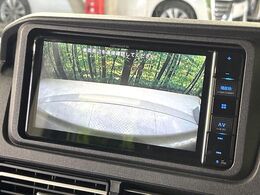 【バックカメラ】駐車時に後方がリアルタイム映像で確認できます。大型商業施設や立体駐車場での駐車時や、夜間のバック時に大活躍！運転スキルに関わらず、今や必須となった装備のひとつです！