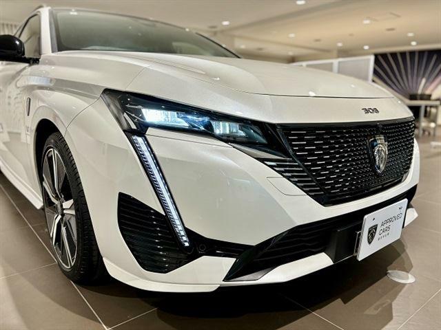 NEW 308 SWのリアビューを特徴づけるのが、フロント同様に先進的でモダンな3D LEDランプ。