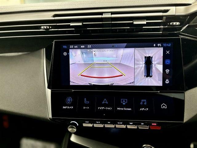 シフトレバーでバックをセレクトすると、車両後方の状況をタッチスクリーンに映し出します。距離や角度が認識できるガイドラインと俯瞰映像により、停車状況が正確に把握できます。