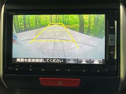 【バックカメラ】駐車時に後方がリアルタイム映像で確認できます。大型商業施設や立体駐車場での駐車時や、夜間のバック時に大活躍！運転スキルに関わらず、今や必須となった装備のひとつです！