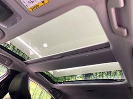 【パノラマルーフ】大型のガラスルーフ搭載で車内の解放感が一気にアップ！開放的なドライブをお楽しみいただけます。