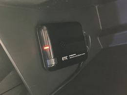 【ETC】便利なETC車載器も装備！高速道路の料金所もスムーズに通過できます。今や必須の装備ですね！お客様用にセットアップをしてのお渡しとなります！