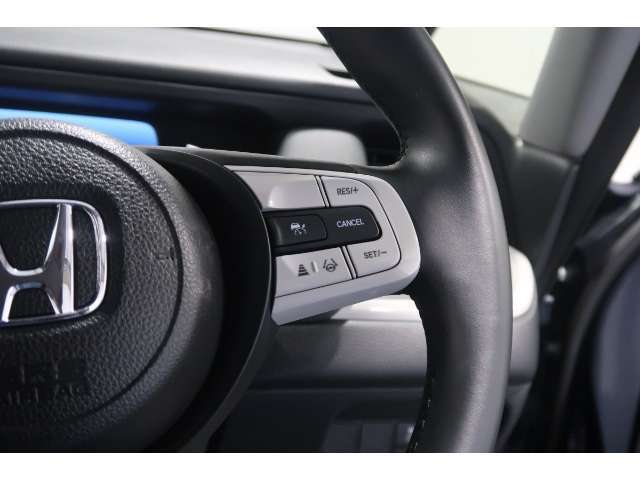 Hondaセンシングの機能のひとつ、アダプティブクルーズコントロール付！アクセルから足を離しても設定したスピードと前車との車間を保ち走行してくれます！車線維持もアシスト☆高速道路で疲労軽減ですね☆