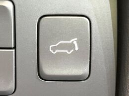 【パワーバックドア】スマートキーや運転席のボタンを押すだけでリアゲートが自動で開閉します！荷物を持っている時や、高い位置にあるバックドアを閉める際に便利な機能です♪