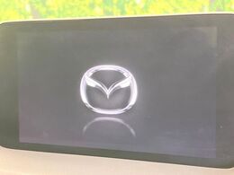 【8インチマツダコネクト】車内の雰囲気にマッチした大型のディスプレイ。スマホ接続でのナビ使用やBluetooth再生等、様々な機能が楽しめます。直感的なダイヤル操作が可能で、使い勝手も良好です。