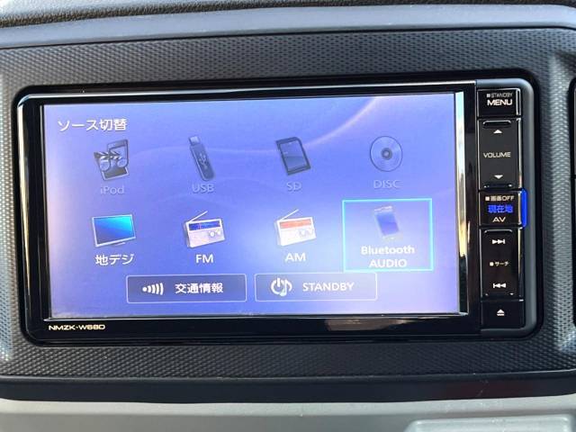【ナビゲーション】目的地までしっかり案内してくれる使いやすいナビ。Bluetooth接続すればお持ちのスマホやMP3プレイヤーの音楽を再生可能！毎日の運転がさらに楽しくなります！！