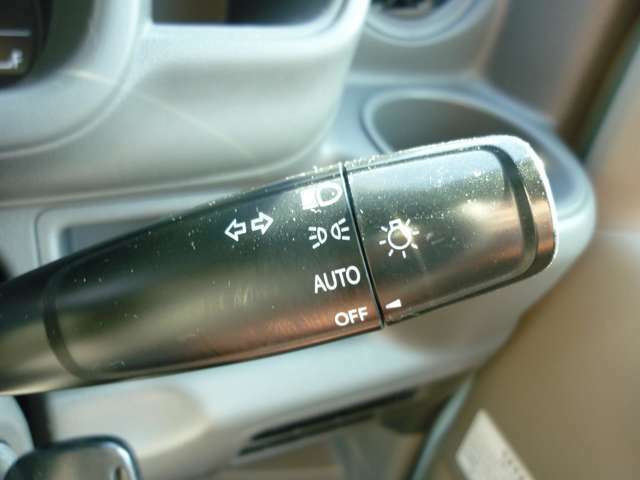 オートライトに設定しておけば、車外の明るさによって自動でライトが点灯するので、ライトのつけ忘れや消し忘れを防ぐことができます！車の運転に不慣れな方にとっても安全で嬉しい機能ですね★