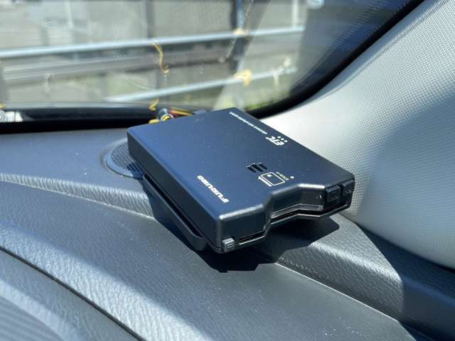 【ETC】有料道路を利用する際に料金所で停止することなく通過できる、ETC車載器（ノンストップ自動料金収受システム機器）が装備されています。セットアップを行うことで利用可能になります。