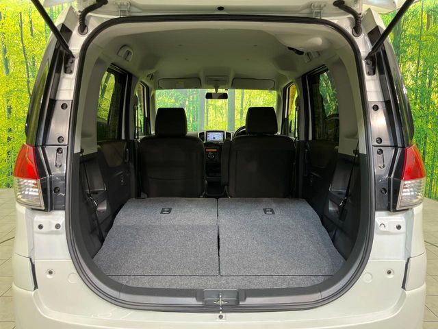 普段のお買い物や通勤、送迎等に十分な荷室スペースを確保しております。セカンドシートを倒すと、大きな荷物の積載も可能です♪