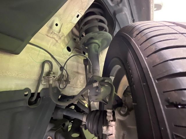 お車を安心してお乗りいただく為には、足回りの定期点検が欠かせません。サービスサポート（有償保証）では無料点検もご提供しており、安心のカーライフをお過ごしいただけるサポート体制が整っています。