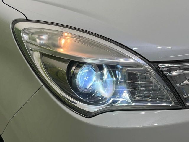 【HIDヘッドライト】非常に明るく前方を照らしてくれるので、悪天候や夜間の走行時も視界良好で安心してお乗りいただけます。