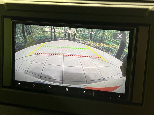 【バックカメラ】駐車時に後方がリアルタイム映像で確認できます。大型商業施設や立体駐車場での駐車時や、夜間のバック時に大活躍！運転スキルに関わらず、今や必須となった装備のひとつです！
