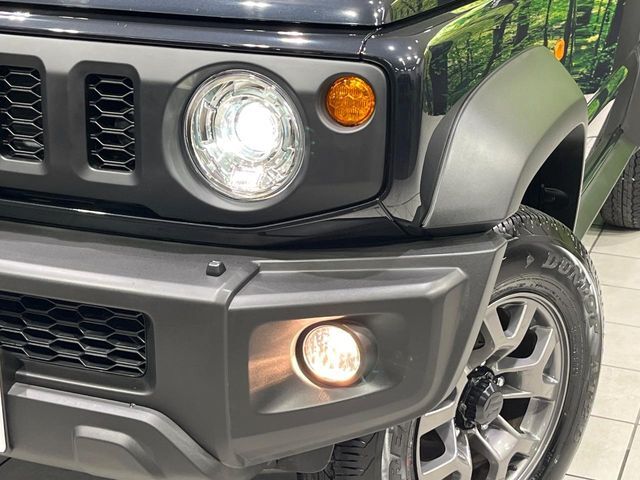 【LEDヘッドライト】悪天候や夜間走行時も良好な視界を確保し安心して運転できる高輝度LEDヘッドライトを装備！点灯速度が早く、消費電力も抑えられています。