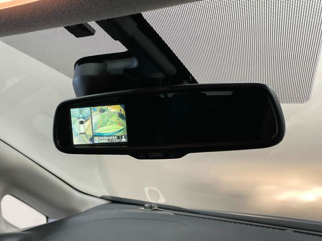 ドラレコ付きの社外品を取り付けることも可能です！最近はやりのデジタルルームミラーも気になる方は是非一度ご相談を！！
