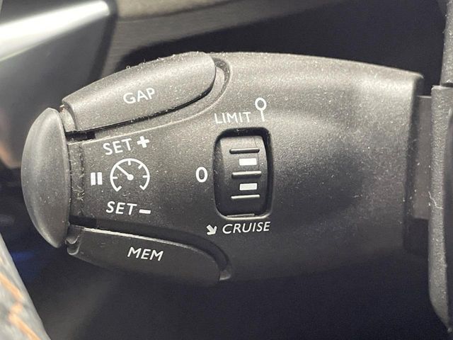 ●レーダークルーズコントロール：前の車との車間距離を一定にとりつつ、一定速度で自動走行してくれる次世代のクルーズコントロール！主に高速道路や自動車専用道路で使用する便利な機能です！