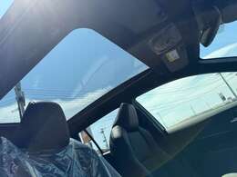 パノラマルーフ付きなので車内の開放感もあります。