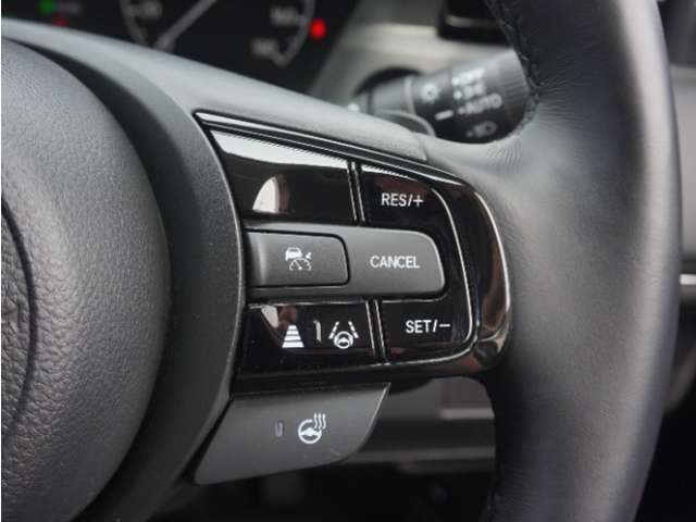 【アダプティブクルーズコントロール】予め設定した車速内でクルマが自動的に加減速。前走車との適切な車間距離を維持しながら追従走行します。【LKAS】車線維持支援システムでステアリング操作を支援。