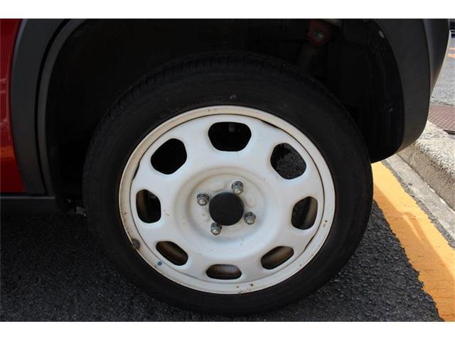 タイヤ残り溝が1.6mmになる目安として「スリップサイン」が設けられています。この車はまだまだ残っておりますので、安心してお乗り頂けます！
