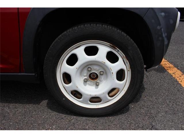 タイヤ残り溝が1.6mmになる目安として「スリップサイン」が設けられています。この車はまだまだ残っておりますので、安心してお乗り頂けます！