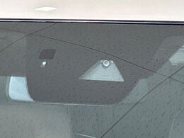【スマートブレーキサポート】走行中に前方の車両等を認識し、衝突しそうな時は警報とブレーキで衝突回避と被害軽減をアシスト。より安全にドライブをお楽しみいただけます。
