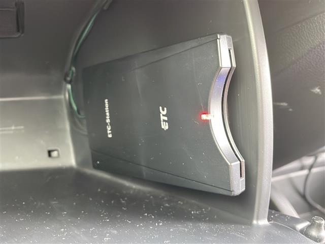 【ETC】有料道路を利用する際に料金所で停止することなく通過できる、ETC車載器（ノンストップ自動料金収受システム機器）が装備されています。セットアップを行うことで利用可能になります。