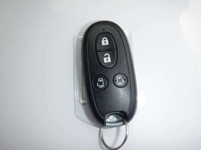 インテリジェントキーはカバンから出さずに携帯しているだけで始動やドアロックなどができる慣れると便利なキーです。