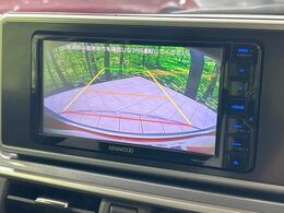 【バックカメラ】駐車時に後方がリアルタイム映像で確認できます。大型商業施設や立体駐車場での駐車時や、夜間のバック時に大活躍！運転スキルに関わらず、今や必須となった装備のひとつです！