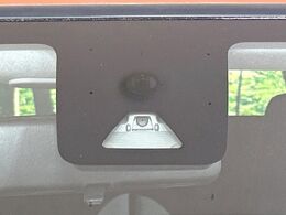 【スマートアシスト】走行中に前方の車両等を認識し、衝突しそうな時は警報とブレーキで衝突回避と被害軽減をアシスト。より安全にドライブをお楽しみいただけます。