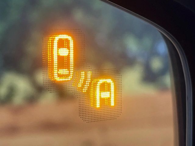 【ブラインドスポットモニタリング】走行中、ドアミラーの死角になりやすい箇所に後続車が接近するとサイドミラー付近に警告を表示、ドライバーに注意喚起をしてくれます。