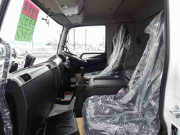 2人乗り 標準ベッド付 室内蛍光灯 フロア6MT 運転席肘掛け AM/FM アドブルー ターボ 排気ブレーキ 室内蛍光灯