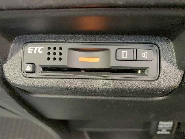 人気のオプション、ビルトインETC付き！料金所もノンストップ通過で渋滞知らず！後から付けると2万円前後はするオプションですので、最初から付いているのは嬉しいですね！