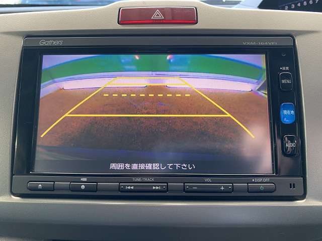 バックカメラがついて後方確認が簡単にできます！苦手としている車庫入れ等も安心して出来ますね！凄く需要の高い装備ですので、最初から付いていれば言う事なしですよね！？