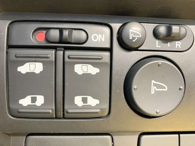 両側自動ドアのスイッチも運転席にあります！安全確認をしながらの操作が出来ますので、小さなお子様がいても安心ですよ！