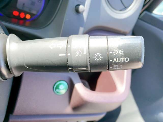 【オートライト】車外の明るさを検知して、自動的にヘッドライトを点灯してくれます♪トンネルを走行する際にも、自動的に点灯してくれて便利な装備の1つです♪
