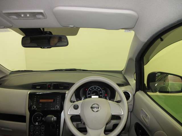 ドライバー目線で、使いやすく安全操作性と良好な視界を実現した運転席です。