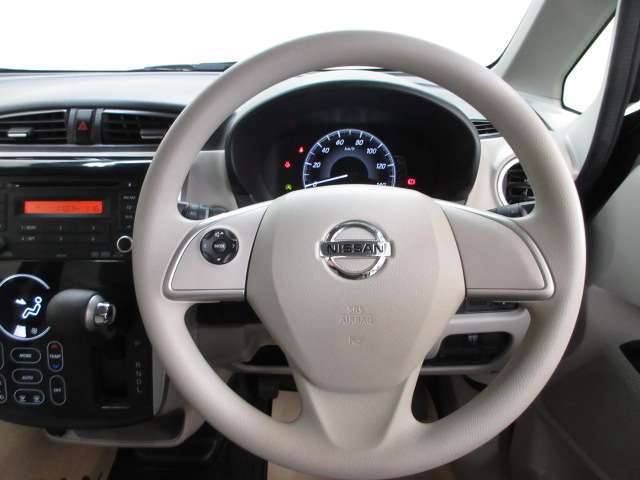 運転が楽しくなる明るく開放的な運転席まわりです。