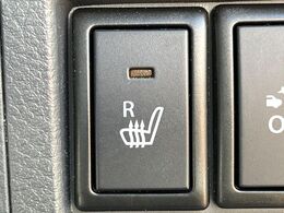 【シートヒーター】寒い日に重宝するシートヒーター！エアコンより早く温まってくれるので寒がりの人も安心ですね♪エアコンの温風は乾燥するから苦手、という方にもをおすすめです。