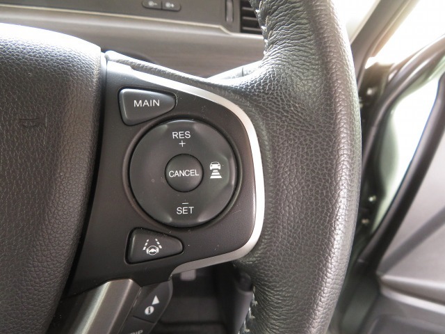 Hondaセンシングの機能のひとつ、アダプティブクルーズコントロール付！アクセルから足を離しても設定したスピードと前車との車間を保ち走行してくれます！車線維持もアシスト☆高速道路で疲労軽減ですね☆