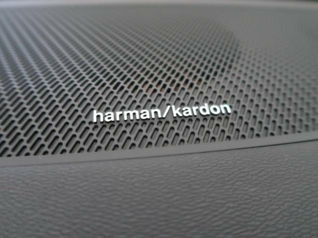 【harman　kardon】ハーマンカードンのHi-Fiスペシャリストと共に、モデル別に開発・設計された専用チューニングが臨場感溢れる音響空間を実現しています。