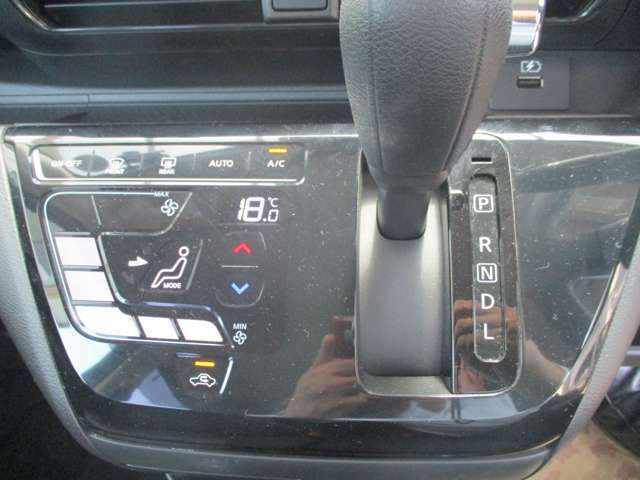 ★オートエアコン★温度設定だけで車がいつも快適に自動調整します♪風量や吹き出し口も自動で行われます。もちろんお好みの設定にも調整可能です♪