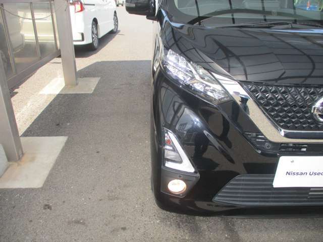 『LEDヘッドライト』通常のハロゲンライトに対して発光部分の発熱を抑えることで省電力につながる技術です。デザイン性も自由度が高いため、今後クルマのヘッドライトはLEDが主流になります☆