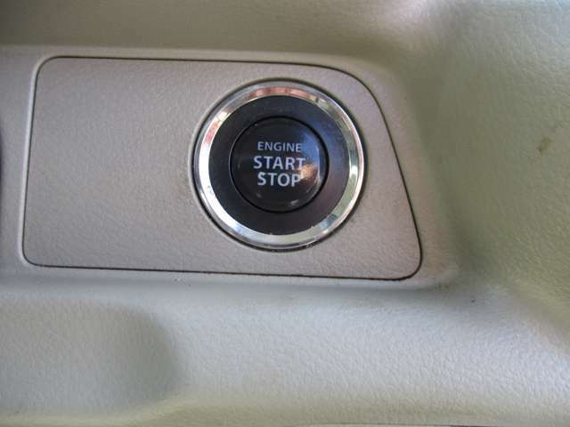 楽々エンジンスタート！ボタンを押すだけでエンジンスタートやストップが可能です。鍵を出す手間が掛かりません。