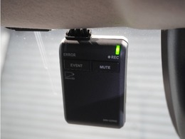 【ドライブレコーダー】万が一のときにしっかりと証拠を残しましょう！旅の思い出をドライブ映像としても残せます！　わずかなご負担で最新機種の装着も可能です。お気軽にお申し付けください。