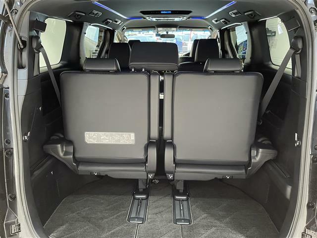 ラゲッジスペースとは、車内の荷物を積むためのスペースのことを指す。後部座席を押し倒すことができる車種の場合、座席を倒してラゲッジスペースを拡大することができる為、荷物の積載量を増やすことが可能である。